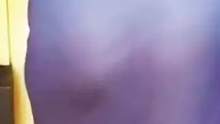 امرأة خبيرة مرتدية الجوارب تفتح منزلها لمغامرة تينا كاي الإباحية