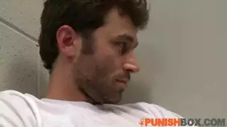 شرطية فاتنة تجبر السجناء على تلبية رغباتها الجنسية