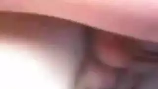  فردي مراهقة: إدخال الأصابع واللعب على فرجها المشدود