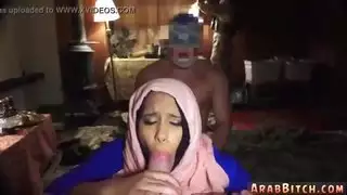امرأة مسلمة ناضجة تمارس الجنس مع عامل محلي في فيلم إباحي صريح